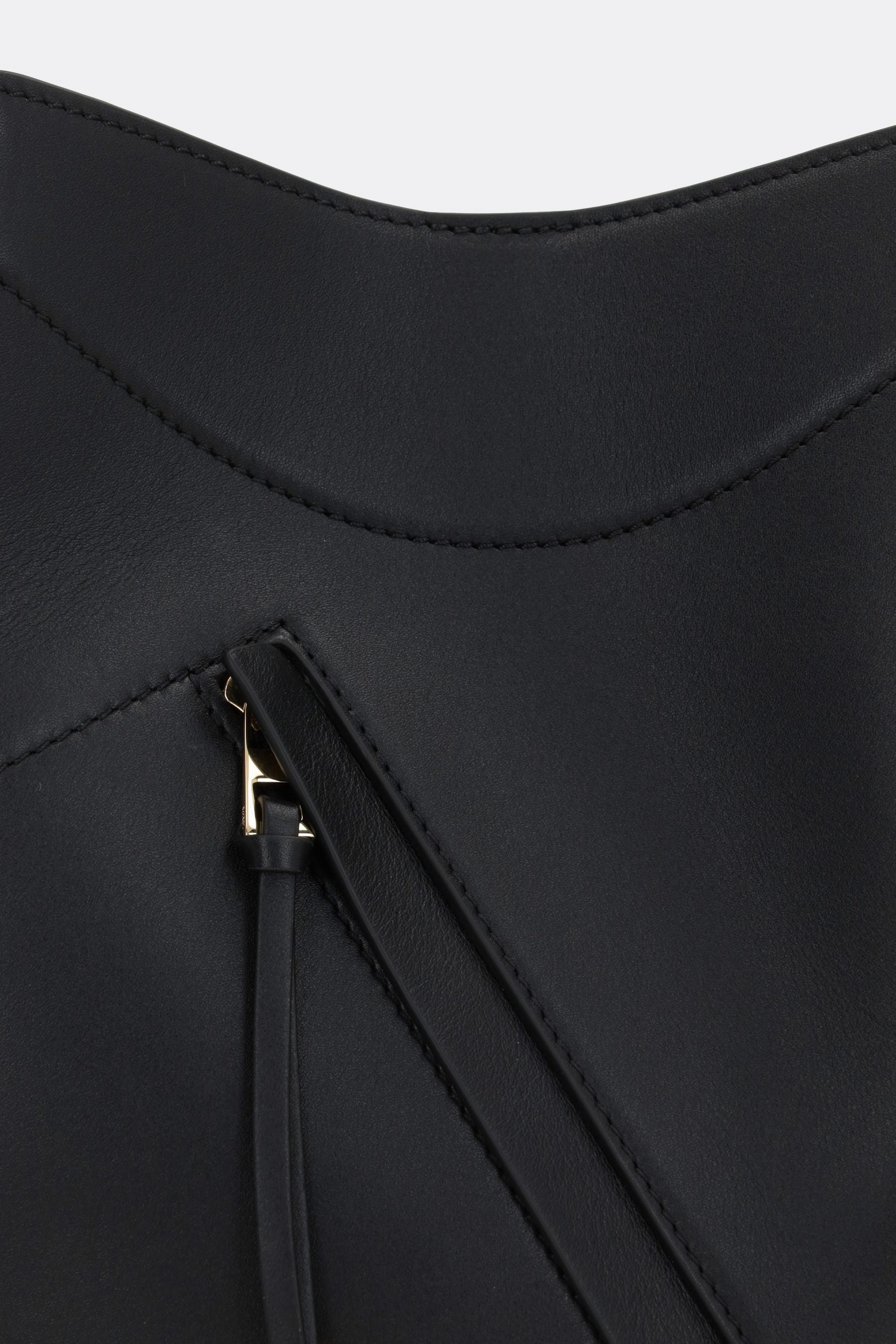 Hammock slice bag in shiny leather